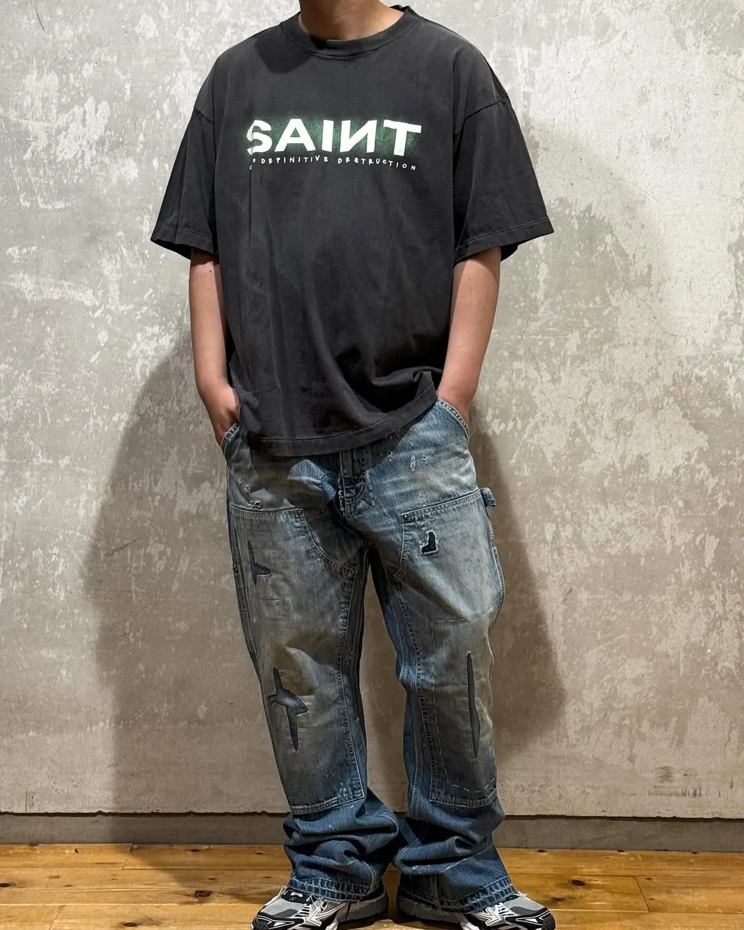 SAINT MXXXXXX SAINT SS TEE/BLK Green SAINT BOX LOGO short sleeves Washed black S-XL Look for cylindrical fabrics without side seams. Don’t buy open ones anymore. It’s boring. Assute garments are dyed. The whole piece is sprayed with horse-hair spray. Then spray it again to fade. The collar and cuffs are frayed. Many places are damaged. Authentic grade printing is restored. Accessories are complete. With little angel anti-counterfeiting label.